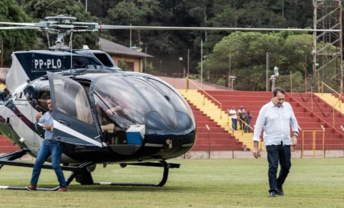 Pedro Lourenço desce de helicóptero no campo do Valério, em Itabira