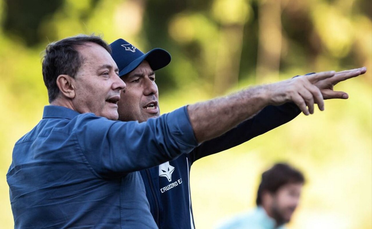 Pedro Lourenço em leve conversa com Leonardo Jardim