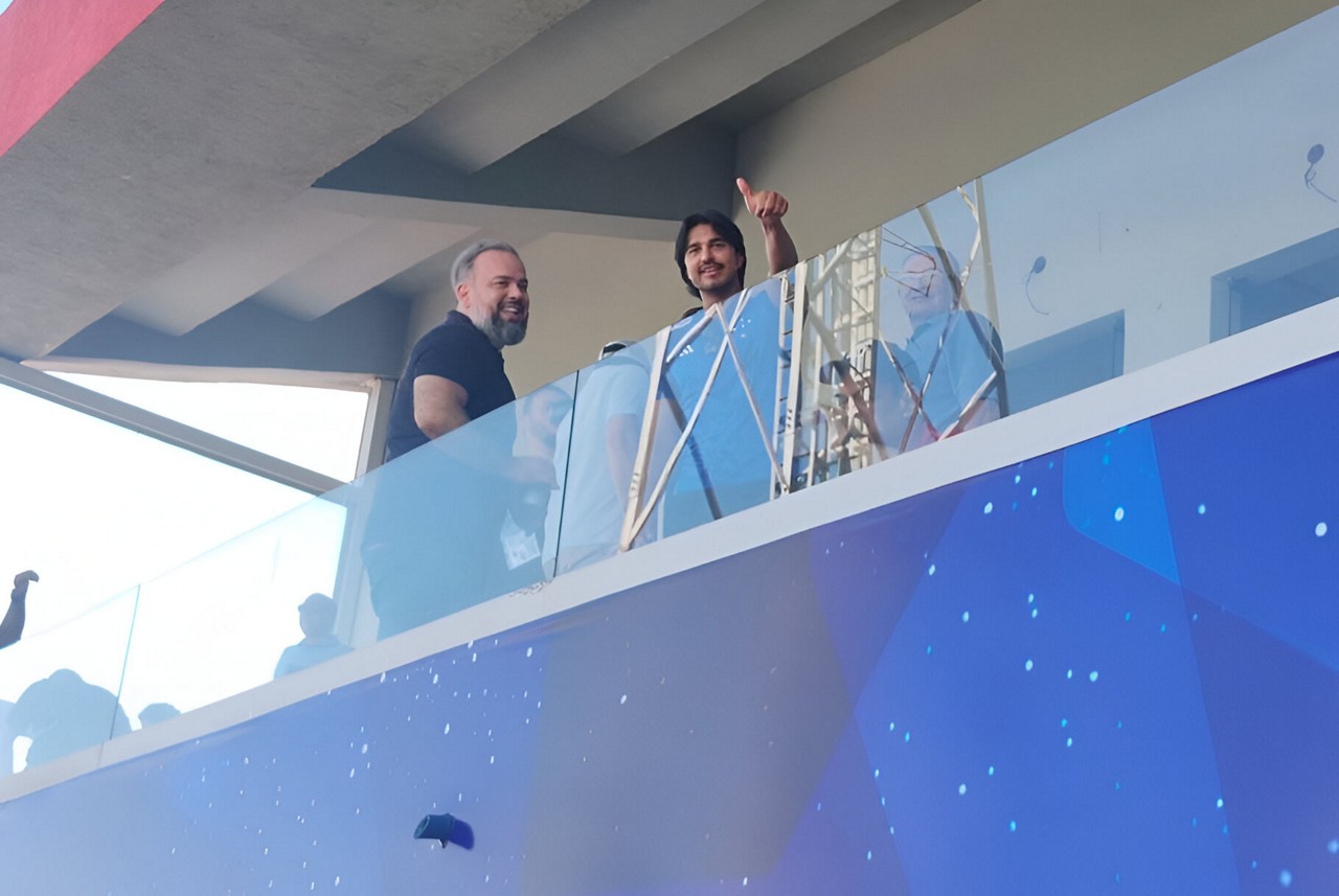Moreno cumprimentando presentes no estádio