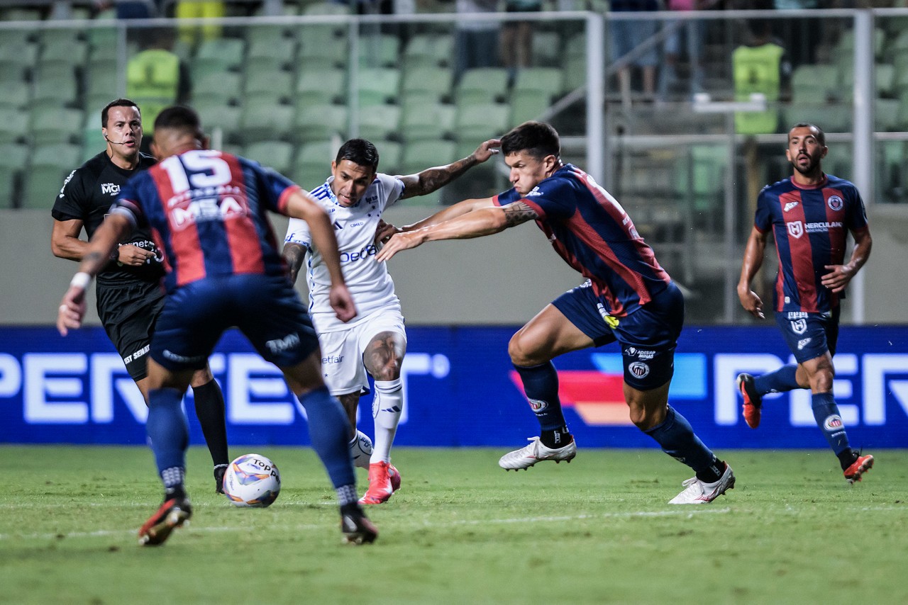 Lance da partida entre Itabirito e Cruzeiro, no Independência, pela primeira fase do Mineiro