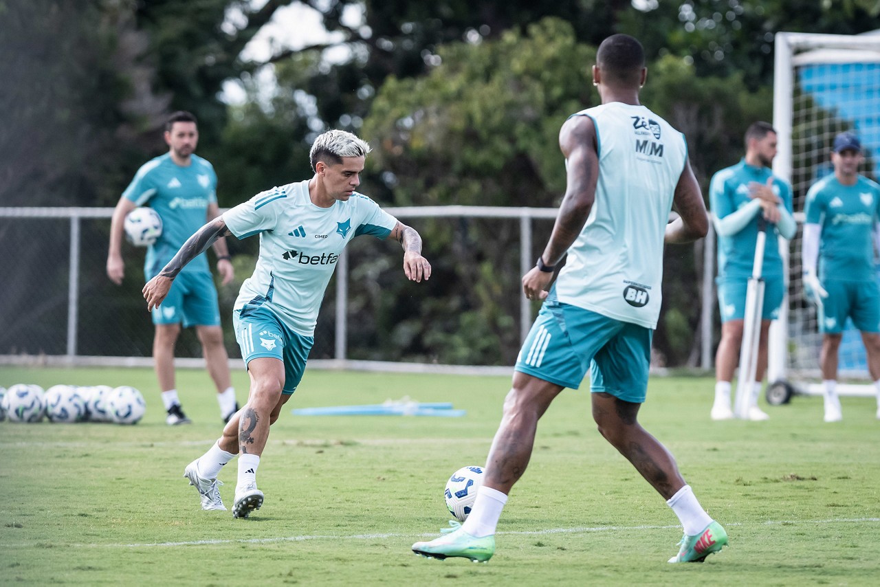 Lateral-direito Fagner em ação no treino de campo na Toca da Raposa nesta sexta (23)