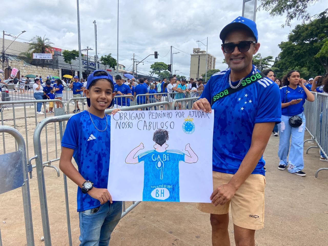 Pai e filho durante apresentação de Gabigol no Mineirão