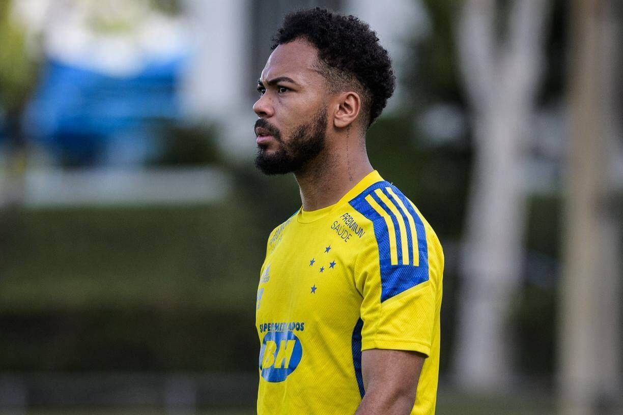 Claudinho durante treino do Cruzeiro na Toca da Raposa