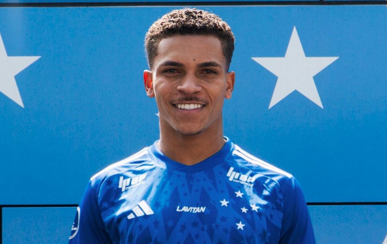 Rodriguinho em suas primeiras fotos oficiais pelo time profissional