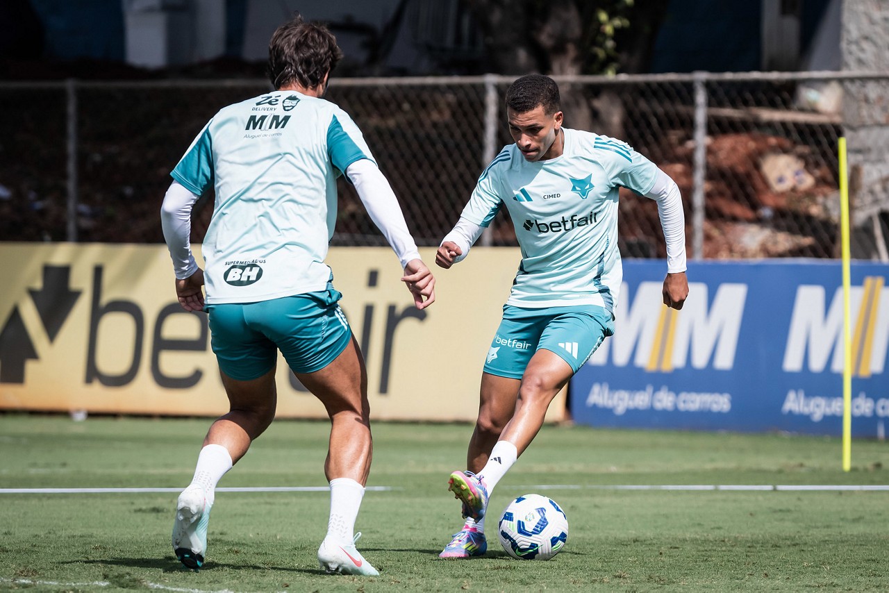 Rodriguinho tenta driblar Lucas Silva em treino na Toca da Raposa 2