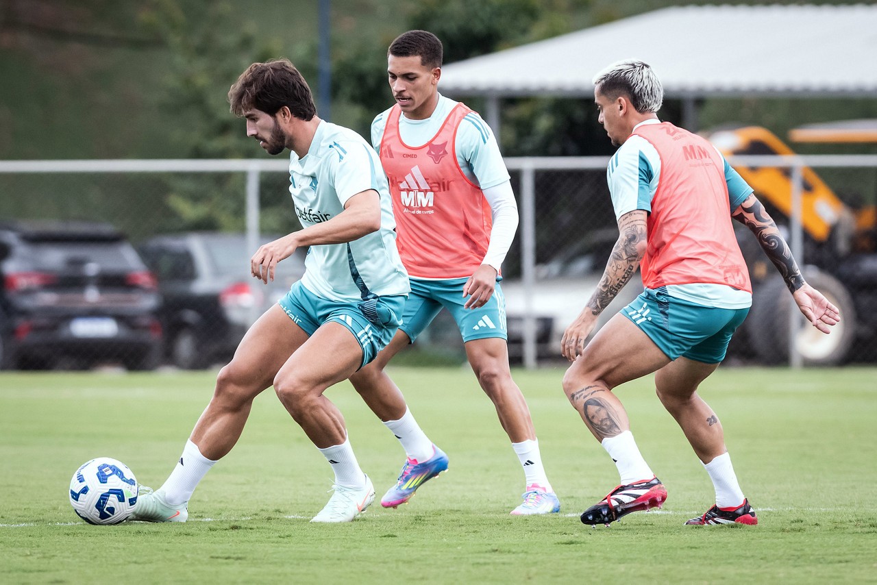 Rodriguinho tenta roubar a bola de Lucas Silva durante treino do Cruzeiro na Toca