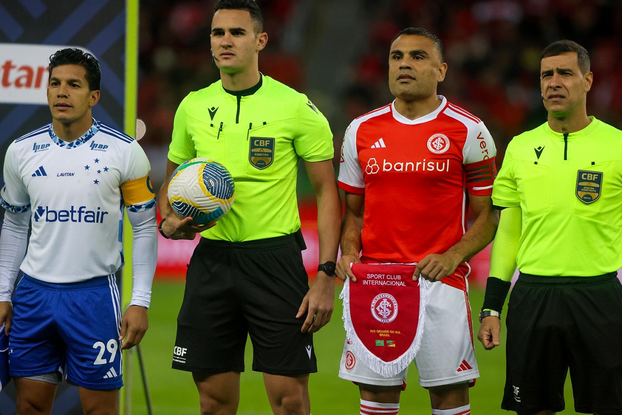 Lucas Romero recebeu o terceiro cartão amarelo contra o Internacional, no Beira Rio