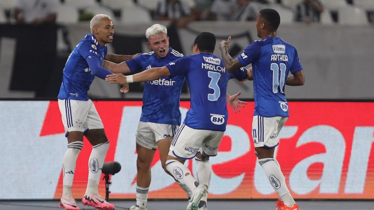Jogadores do Cruzeiro comemoram gol marcado por Álvaro Barreal