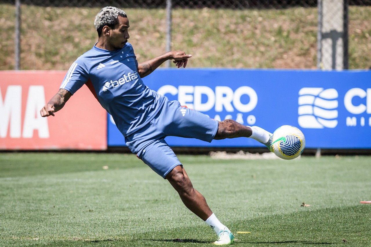 Matheus Pereira em ação durante treino do Cruzeiro na Toca da Raposa