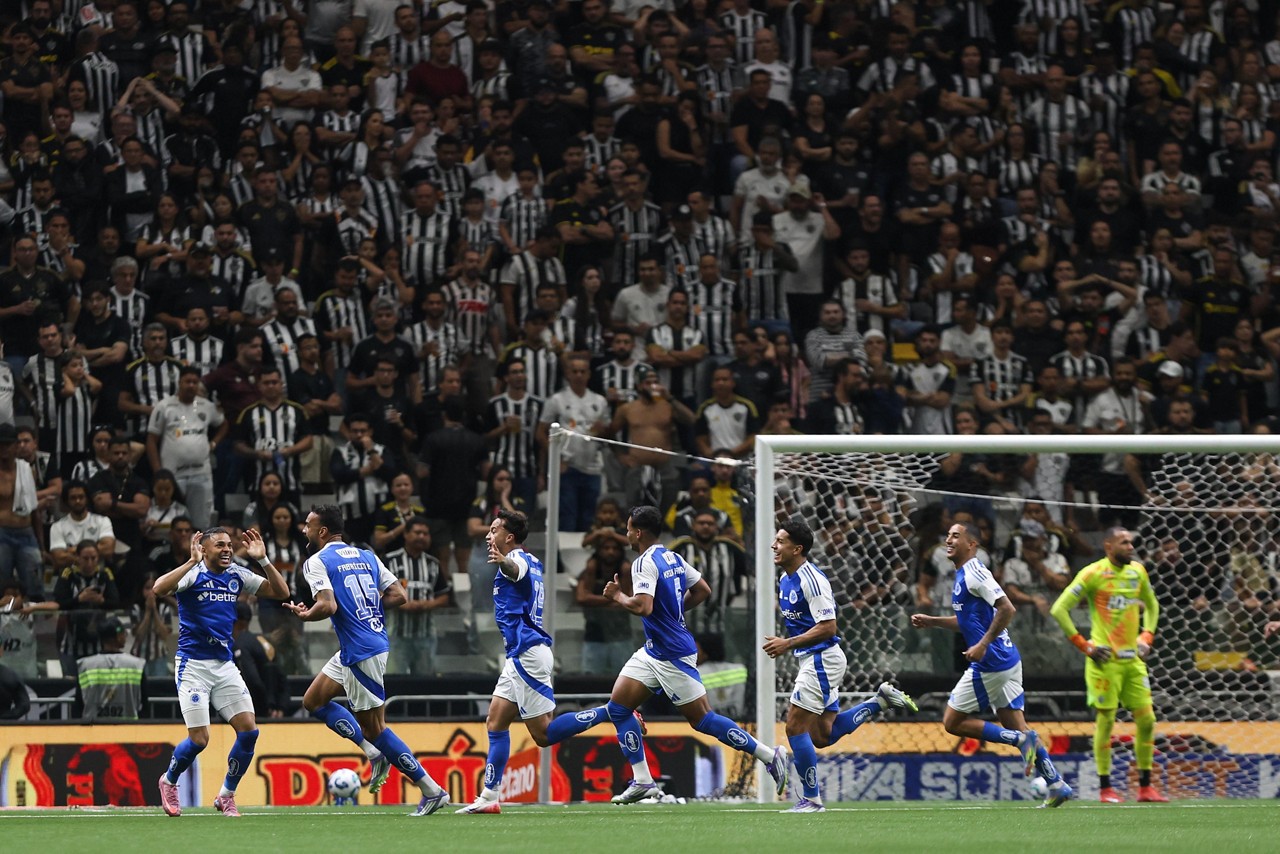 Cruzeiro venceu o Atlético por 2 a 0 na Arena MRV