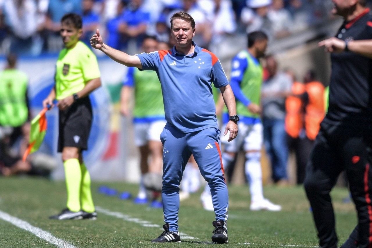 Técnico do Cruzeiro, Fernando Seabra orienta seus jogadores à beira do gramado do Mineirão