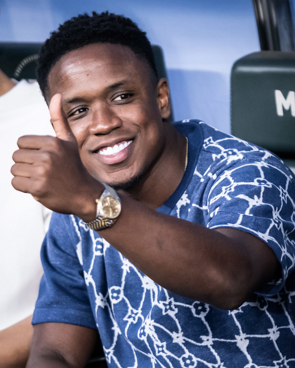 Do banco do Mineirão, Sinisterra acena para a torcida do Cruzeiro antes da partida contra o Internacional