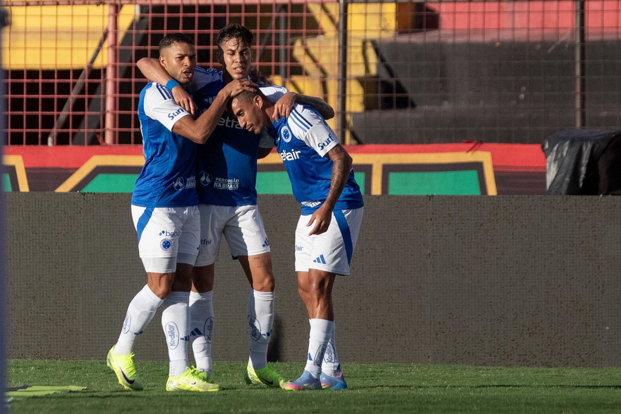 Christian comemorando gol com Wanderson e Kaio Jorge