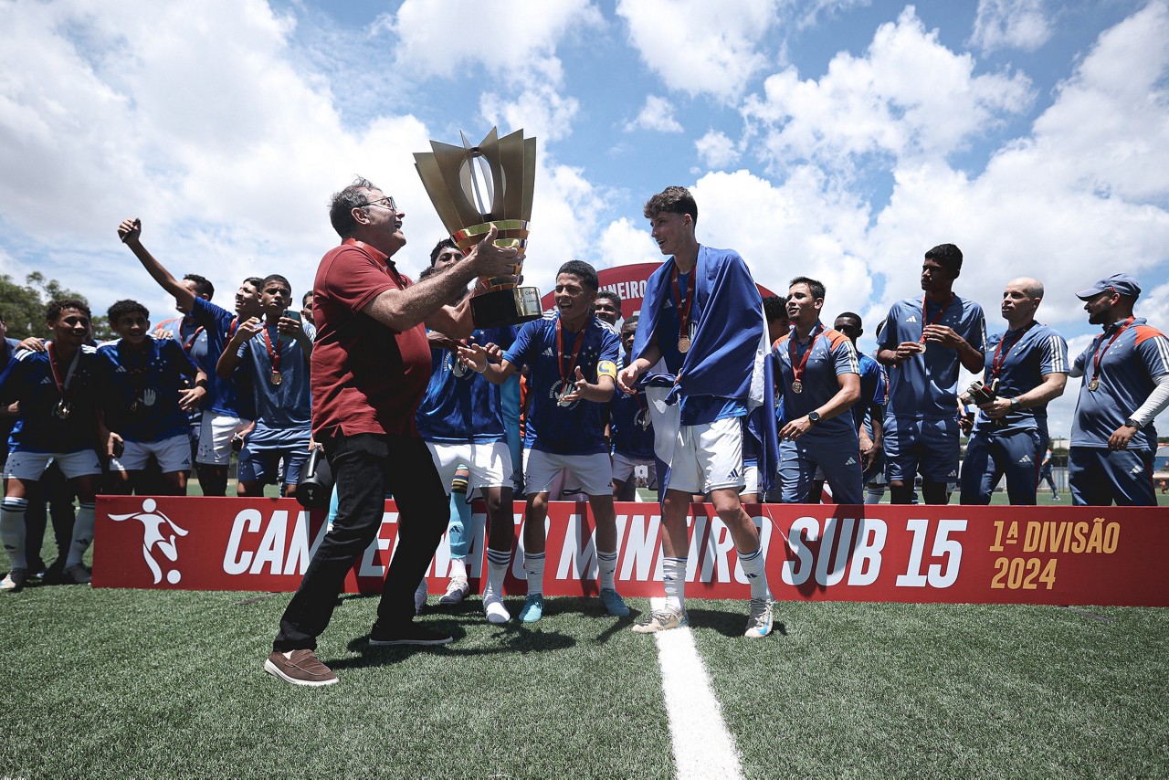 Pedro Lourenço, proprietário do Cruzeiro, fez a festa com os meninos do sub-15