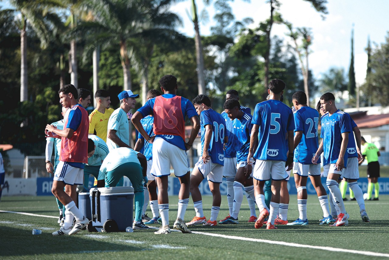 Equipe sub 20 do Cruzeiro durante treinamento na Toca da Raposa