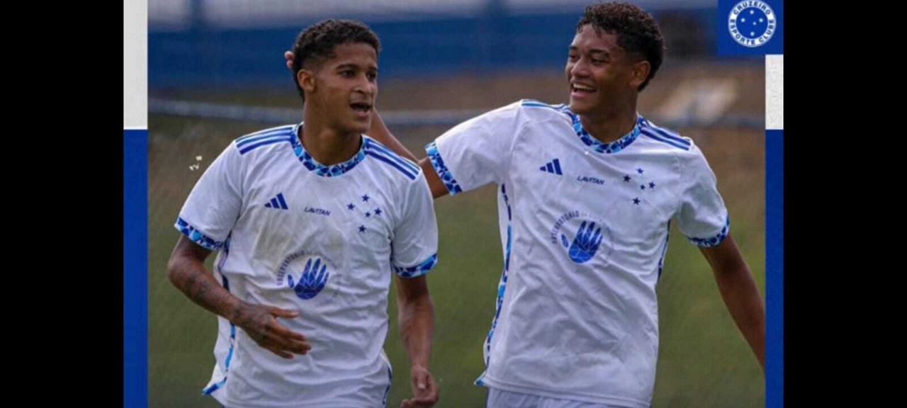 Autor de dois gols do Cruzeiro, Tevis (à esquerda) comemora com companheiros