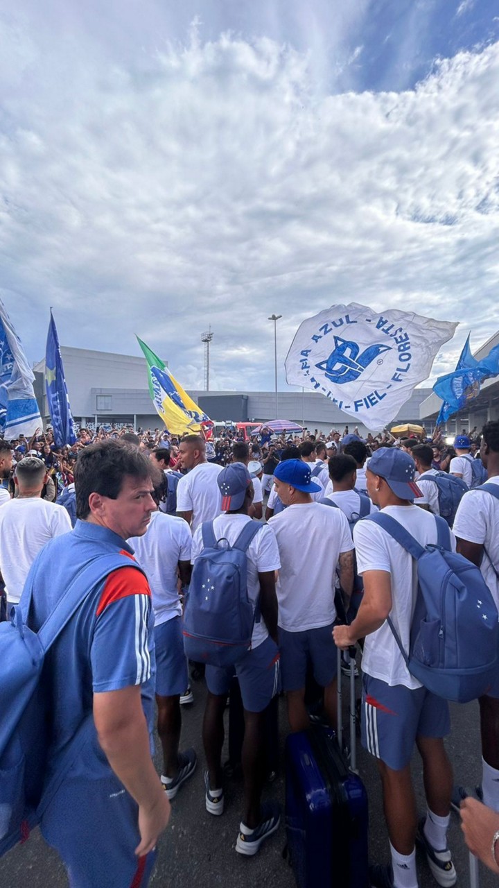 Delegação cruzeirense recebeu apoio de multidão no Aeroporto de Confins