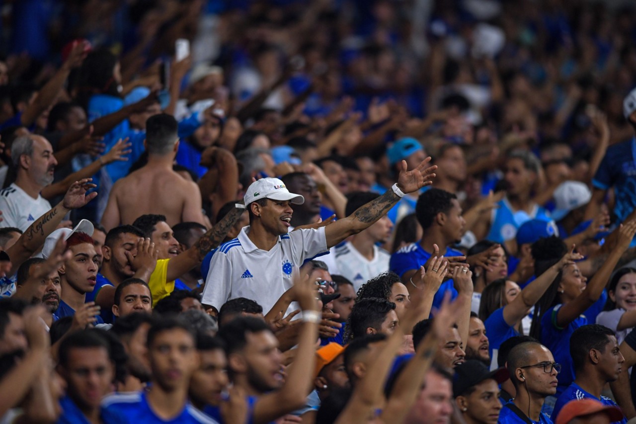 Torcedores do Cruzeiro nas arquibancadas do Mineirão durante o jogo contra o Libertad, do Paraguai