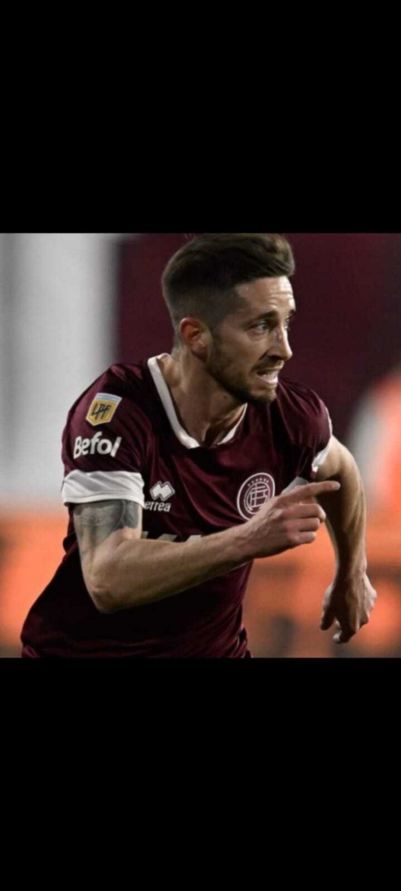Lateral direito Morgantini, do Lanús, em ação durante a partida contra o Gimnasia y Esgrima