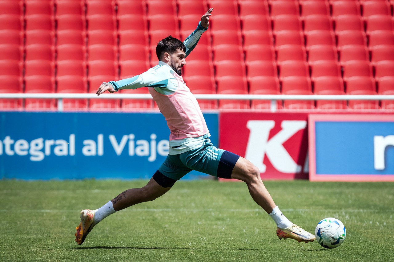 Lautaro Díaz durante treino do Cruzeiro no estádio da LDU, em Quito, no Equador