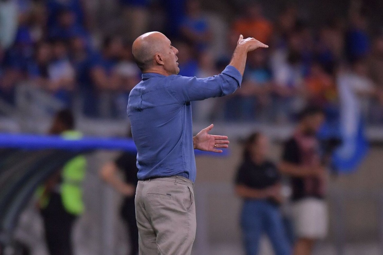 Leonardo Jardim passa instruções aos jogadores do Cruzeiro durante partida contra o Mirassol, no Mineirão