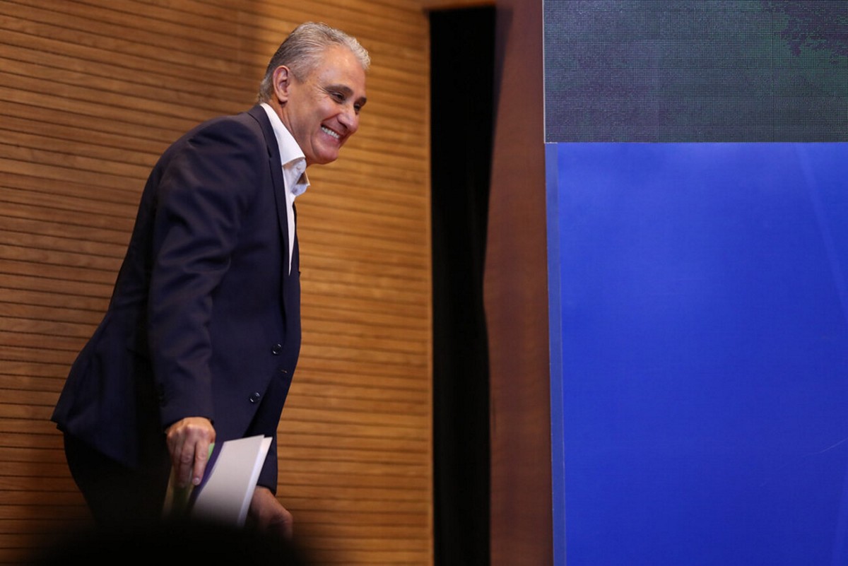 Tite assina contrato com o Cruzeiro até o fim de 2026