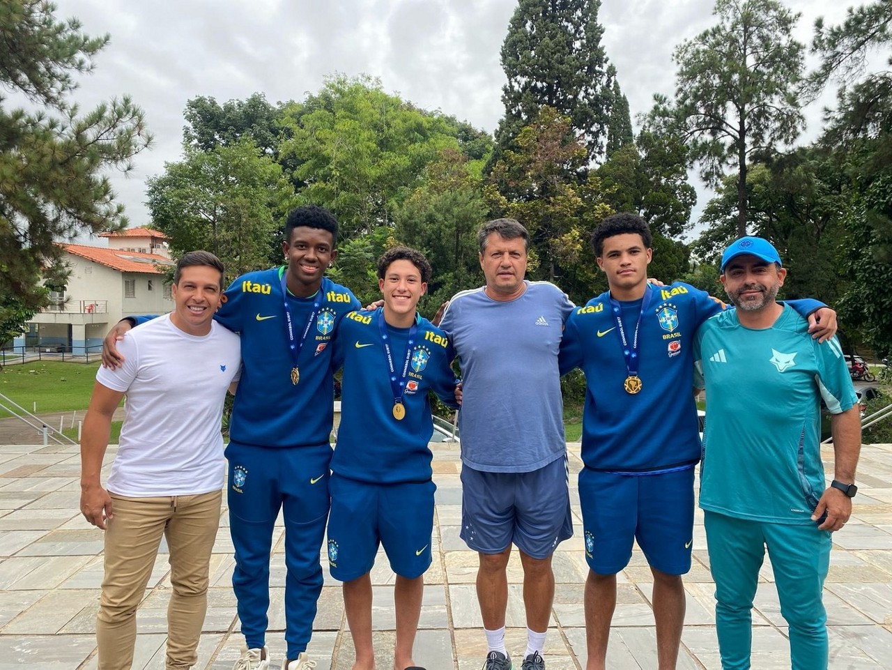 Vitor Hugo, Felipe Morais e Kauã Prates posam ao lado de Adilson Batista e Rodrigo Jordão, coordenador das categorias de base do Cruzeiro