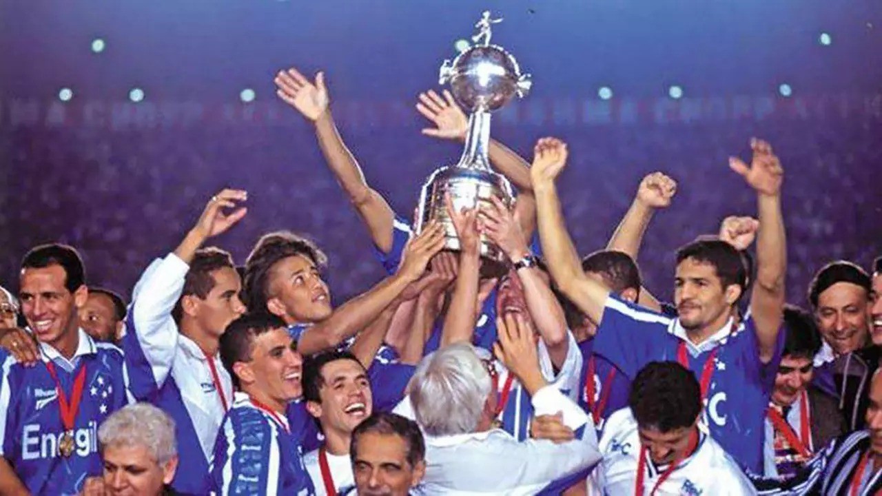 Jogadores do Cruzeiro fazem a festa com a taça de campeão da Libertadores 1997