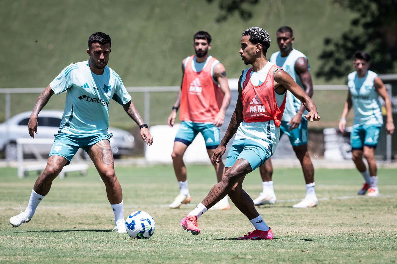 Lautaro, Walace e Villalba observam disputa de bola entre Matheus Henrique e Matheus Pereira durante treino na Toca em abril