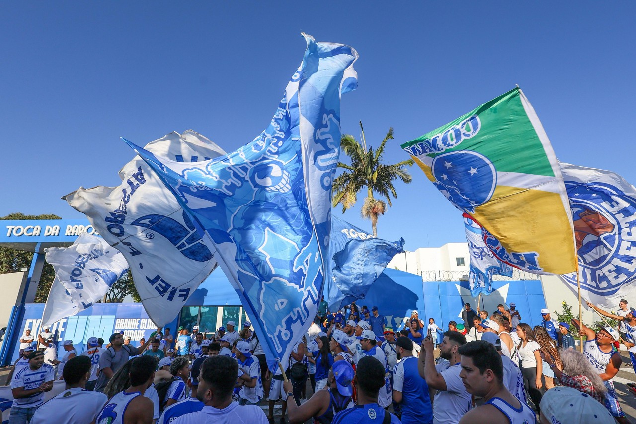 Torcida do Cruzeiro apoia o clube na porta do Centro de Treinamento