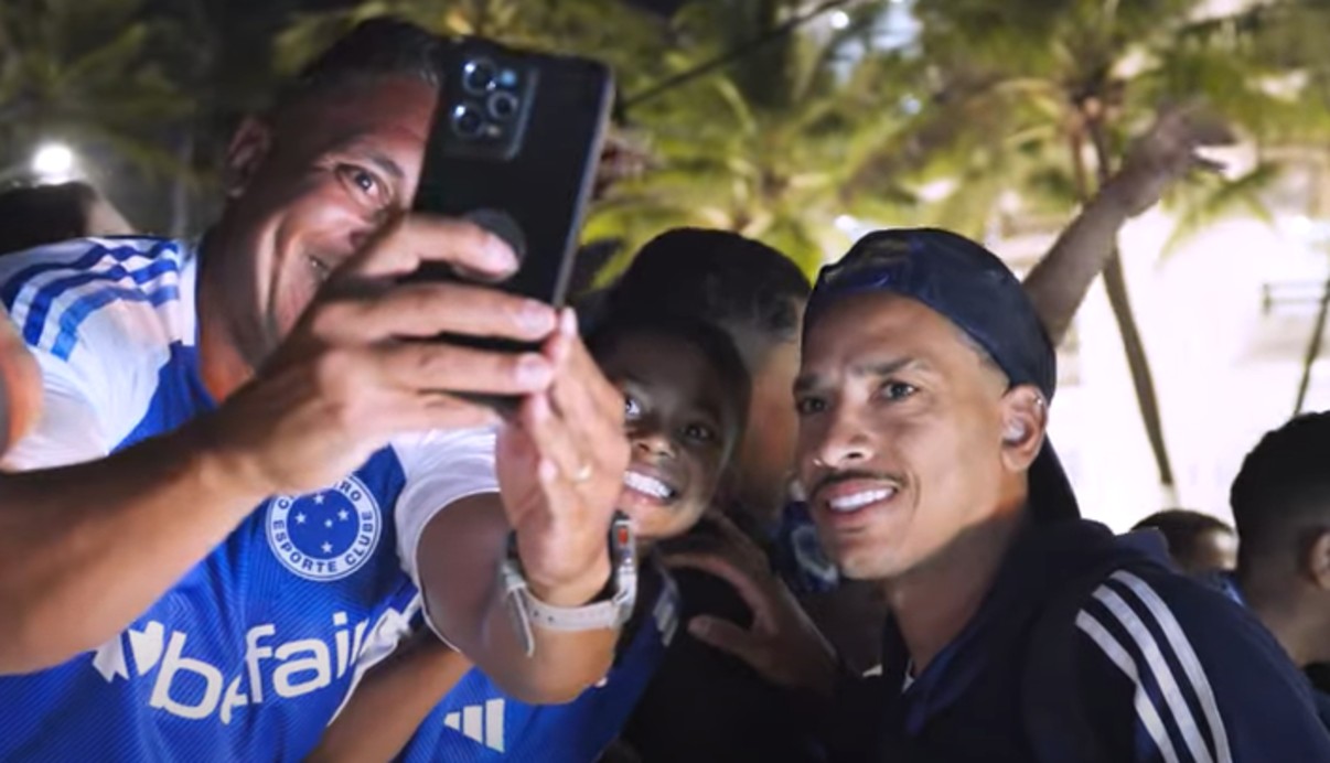 Matheus Pereira tira foto com torcedores na chegada da delegação do Cruzeiro a Maceió