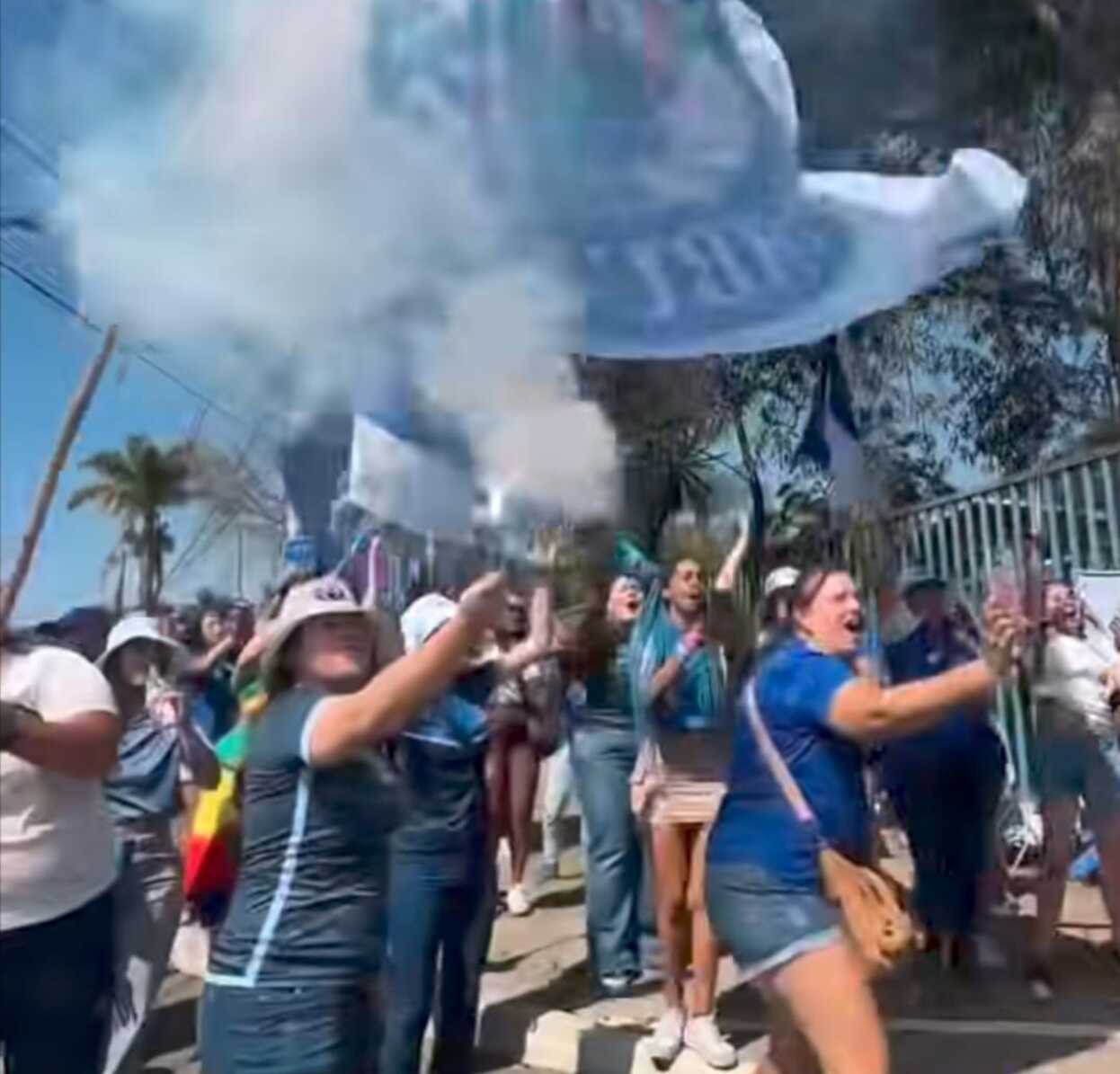 Torcedores fazem a festa na porta da Toca da Raposa I durante  a saída do ônibus que levava a delegação das Cabulosas