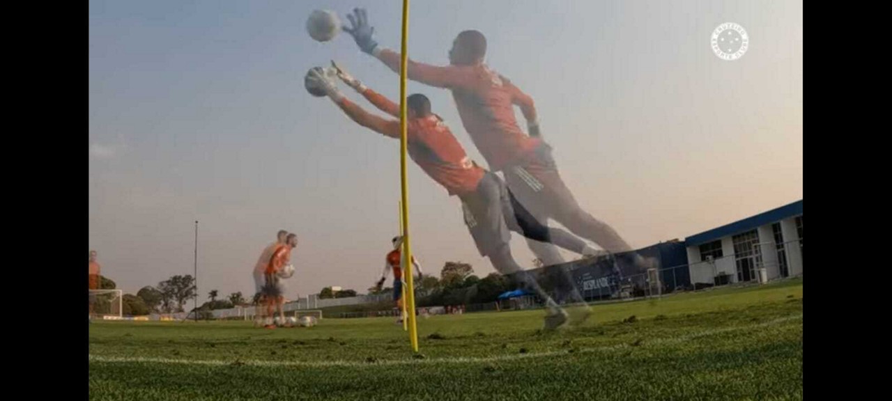 Imagem do vídeo do Cruzeiro que mostra parte do treinamento dos goleiros sob o comando de Robertinho