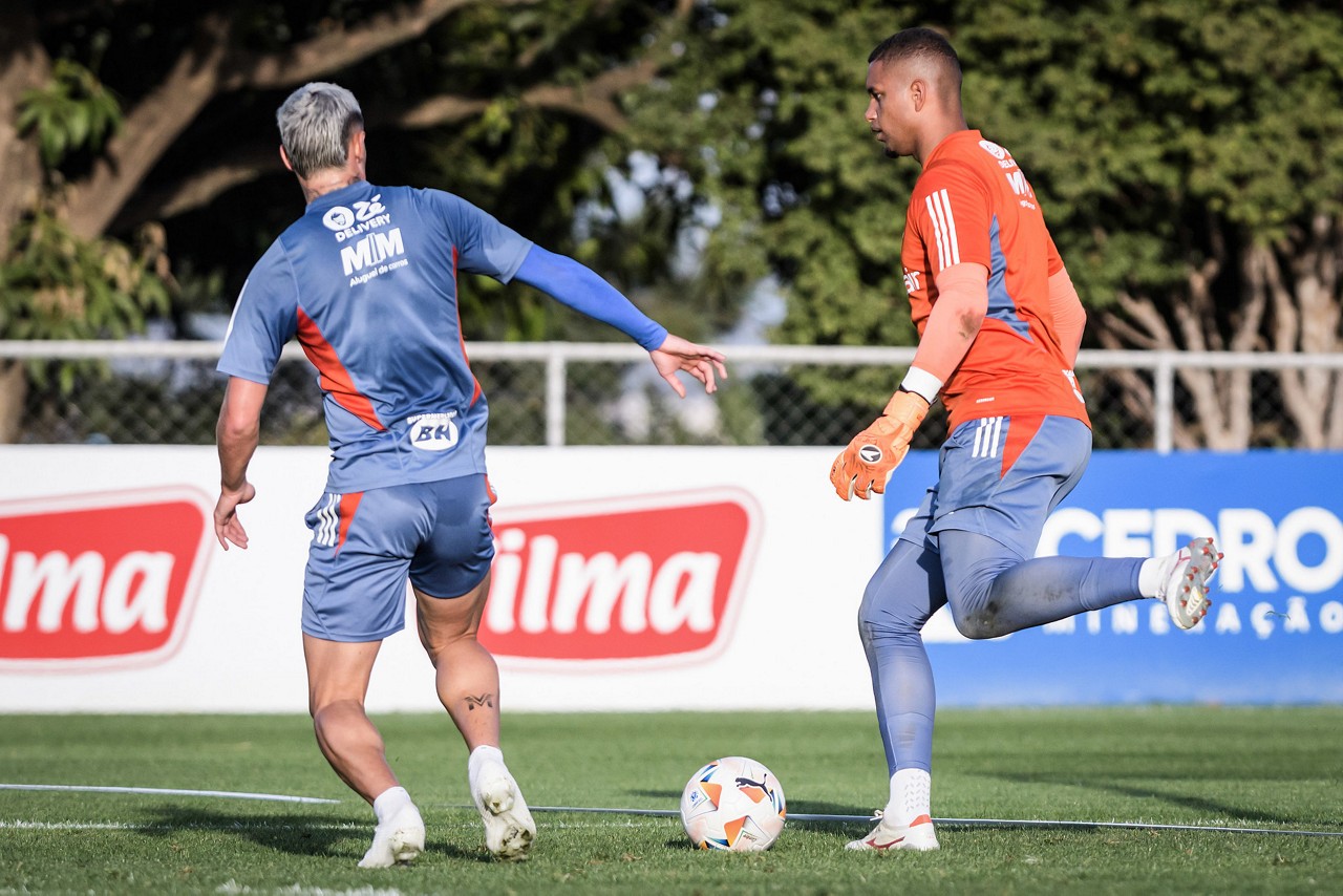 Mateus Vital e Anderson durante treinamento na Toca da Raposa