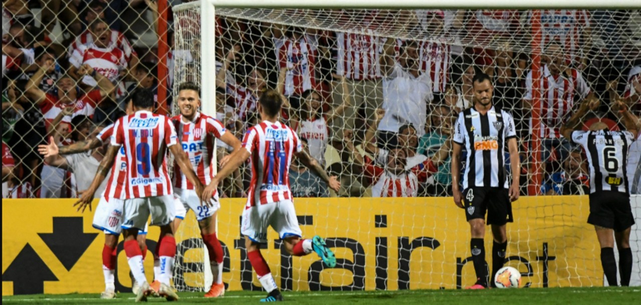 Jogadores do Unión comemoram um dos gols dos 3x0 sobre o Atlético na Sul-Americana de 2020