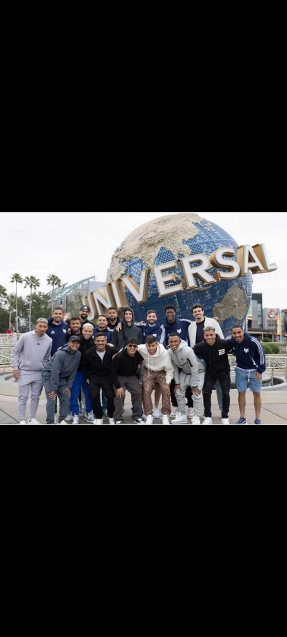 Jogadores do elenco do Cruzeiro posam para foto diante do tradicional letreiro do parque da Universal, nos Estados Unidos