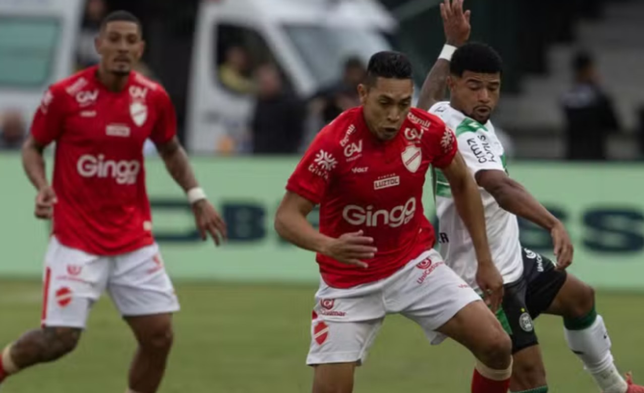 Lance da partida entre Coritiba e Vila Nova-GO, na estreia das equipes na Série B do Brasileirão