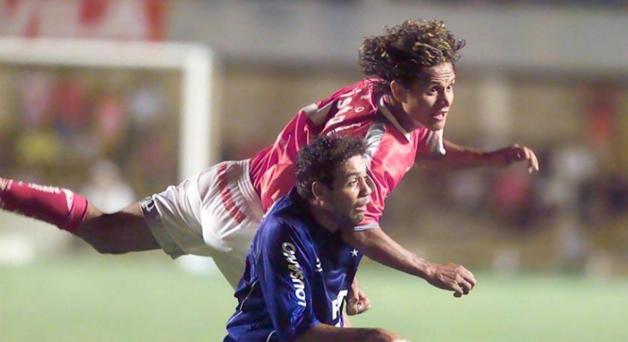 Lateral-direito do Cruzeiro, Maurinho disputa bola com jogador do Vila Nova, em partida disputada no estádio Serra Dourada em 2003