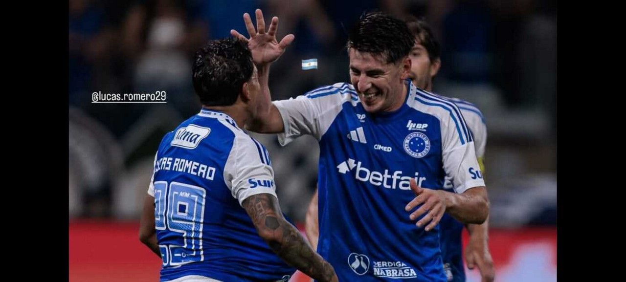 Xarás, Romero e Villalba comemoram gol do Cruzeiro na vitória sobre o Bahia, no Mineirão