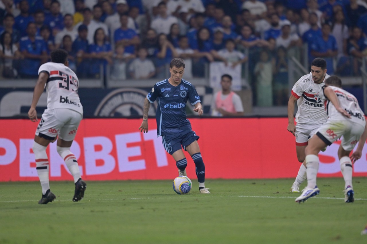 Diante do Tricolor, foi a primeira titularidade de Vitinho