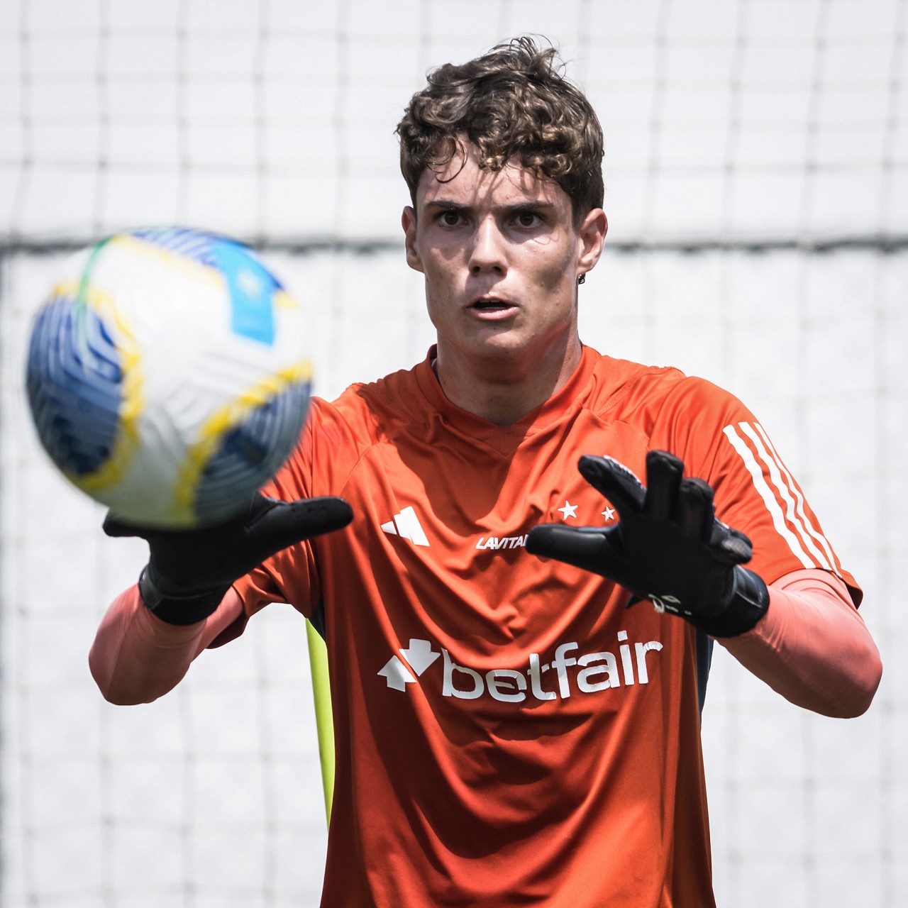Goleiro Vitor Lamounier, de 16 anos e 1,92 m, treinou com a equipe profissional nesta terça (15) na Toca da Raposa
