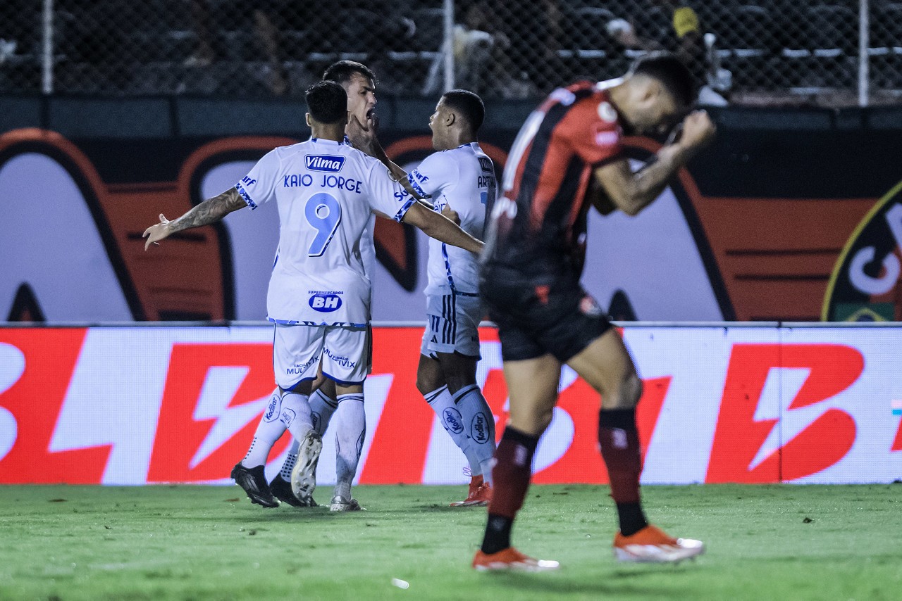 Dinenno entrou no segundo tempo e fez dois gols de cabeça