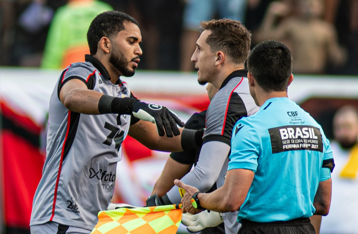 Thiago Couto (à direita) cumprimenta Lucas Arcanjo no momento da substituição na última rodada, diante do Corinthians