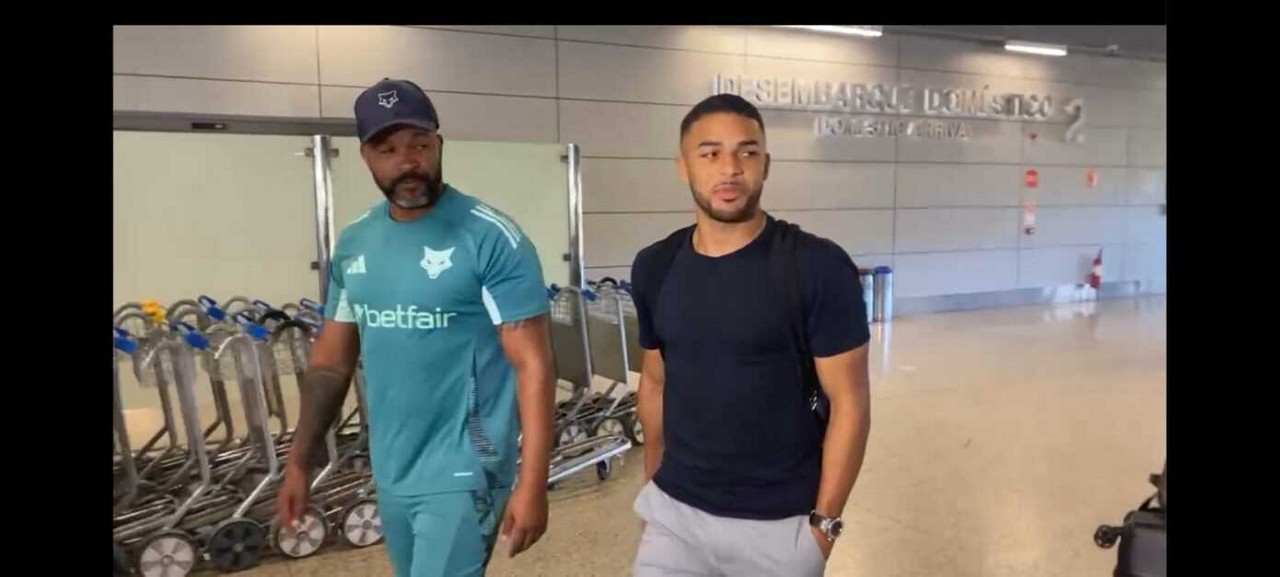 Atacante Wanderson desembarcou no aeroporto de Confins na manhã desta sexta (28)
