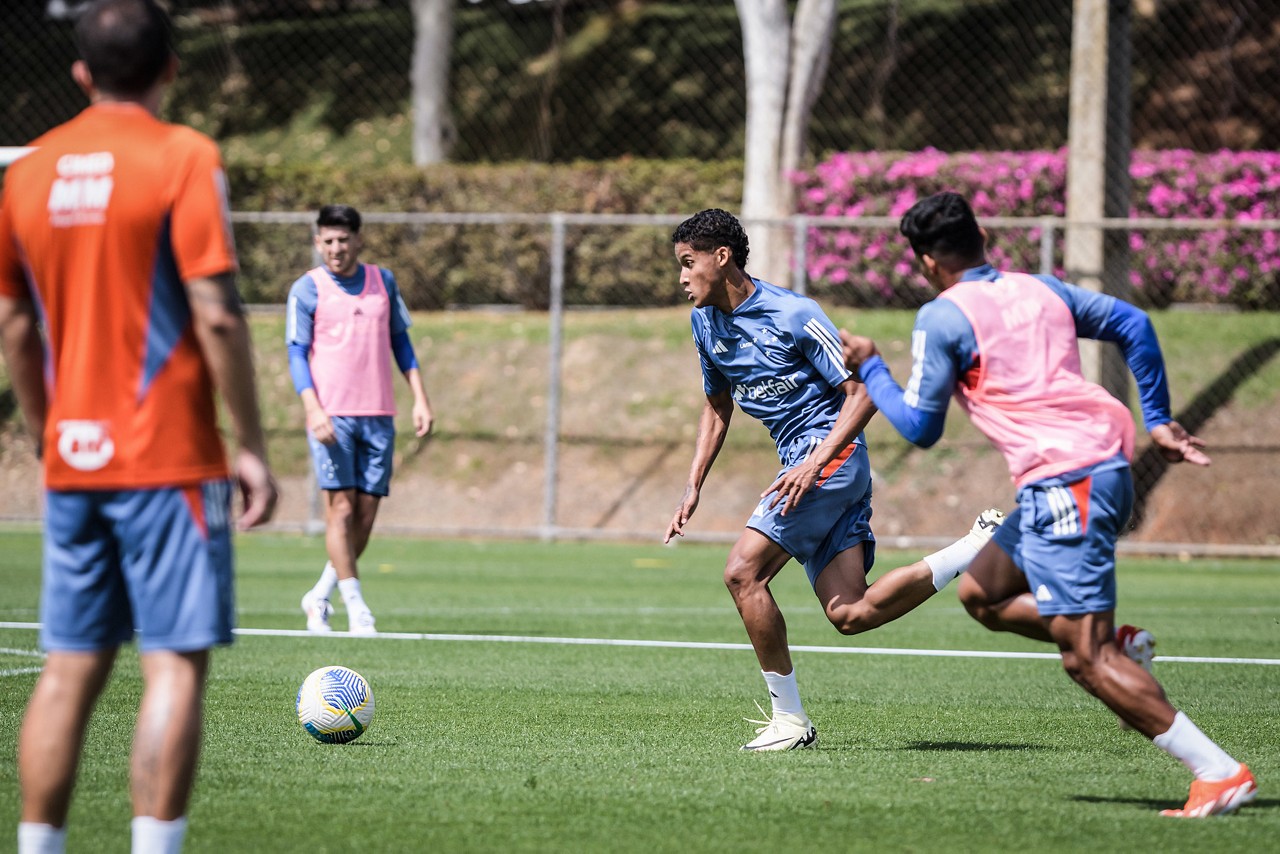 Garoto Tevis durante treino com os profissionais