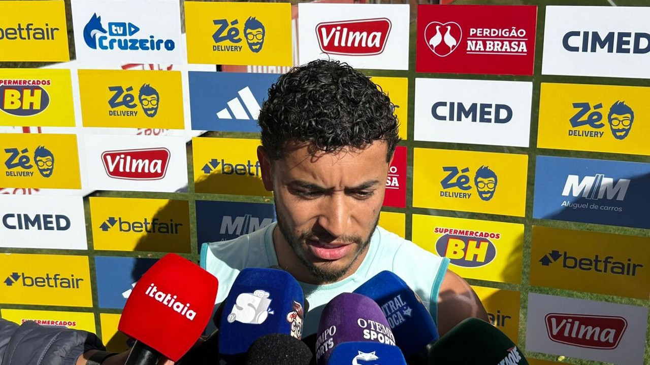 Lateral-direito William durante coletiva na Toca da Raposa na manhã desta sexta (11)