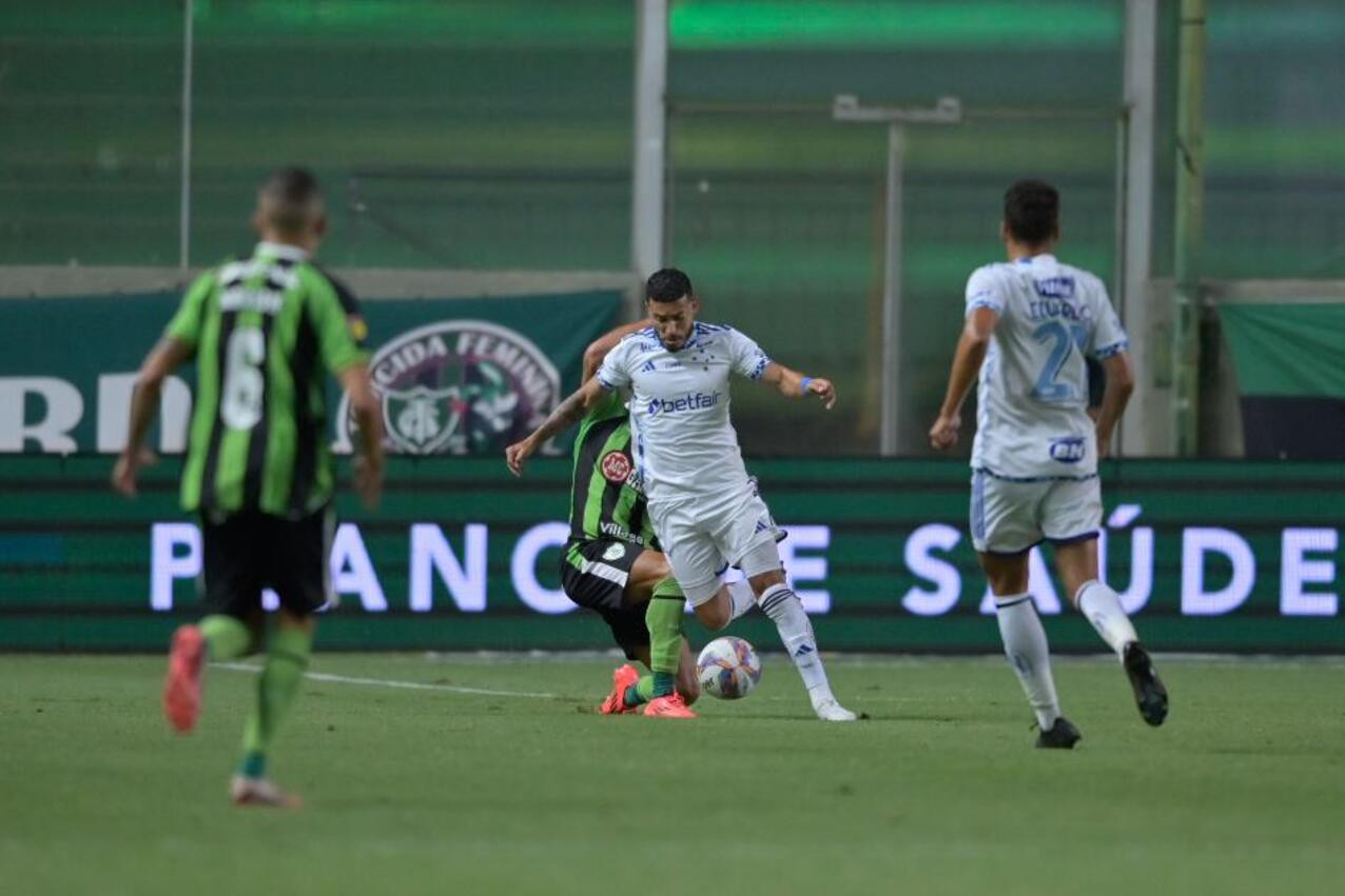 Lateral do Cruzeiro, William passa pela marcação durante partida com o América, no Independência, pela fase de grupos do Mineiro
