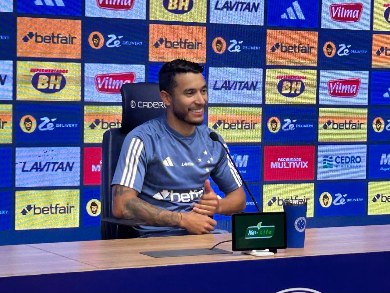 Lateral William durante coletiva na Toca da Raposa; jogador tem primeira chance na seleção brasileira principal
