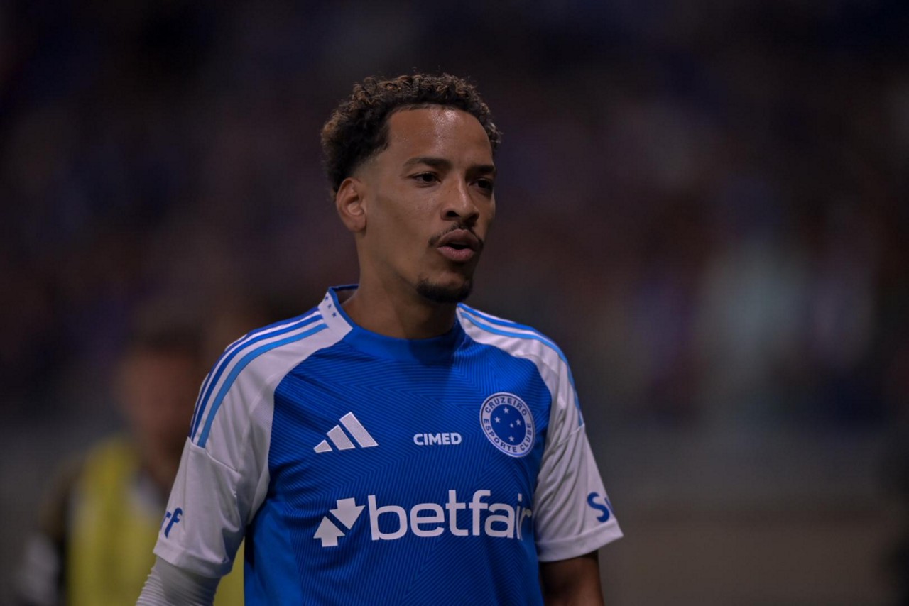 Matheus Pereira levou o terceiro amarelo no primeiro tempo do clássico