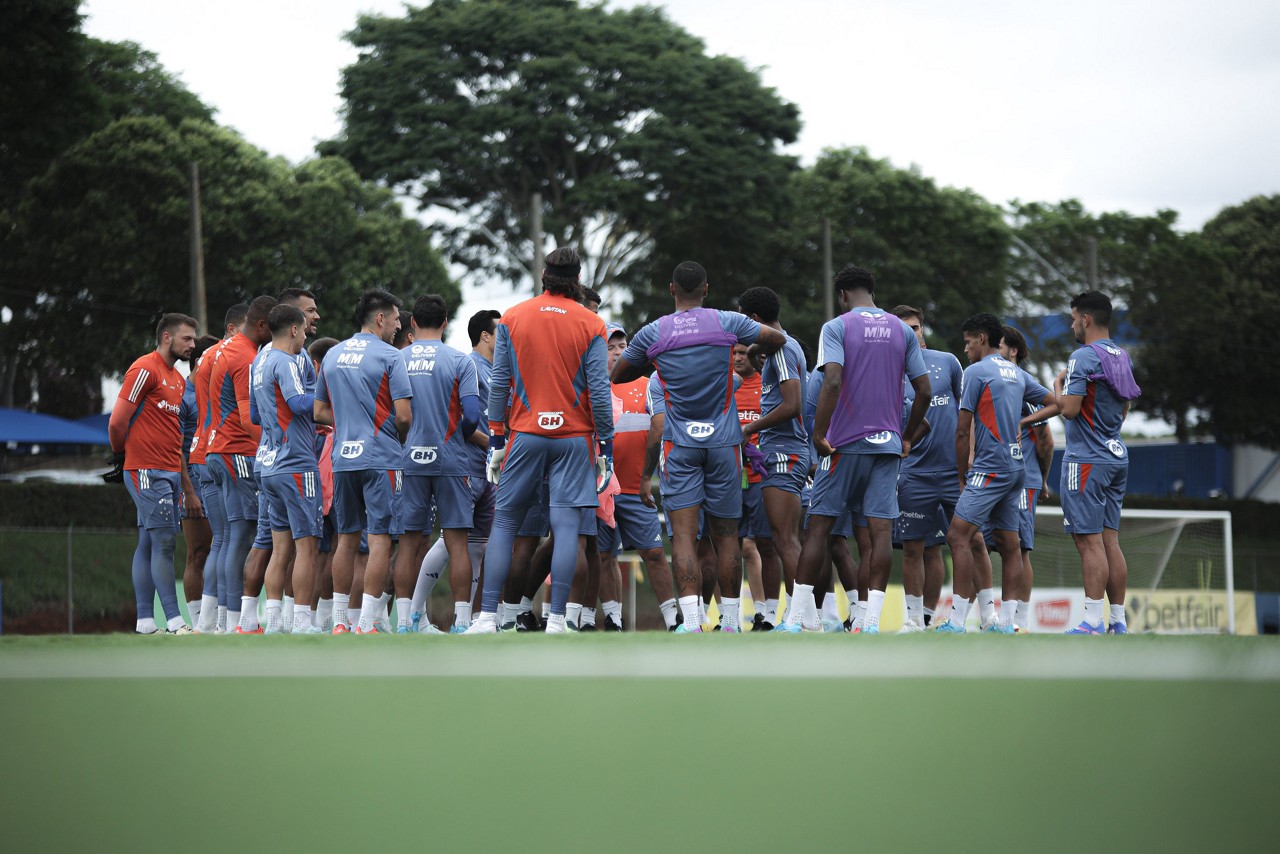 Jogadores do Cruzeiro recebem instruções de Diniz e sua comissão técnica durante treino na Toca